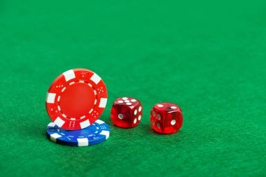 vip33 live dealer Texas Hold'em Bonus table with professional dealer and community cards displayed